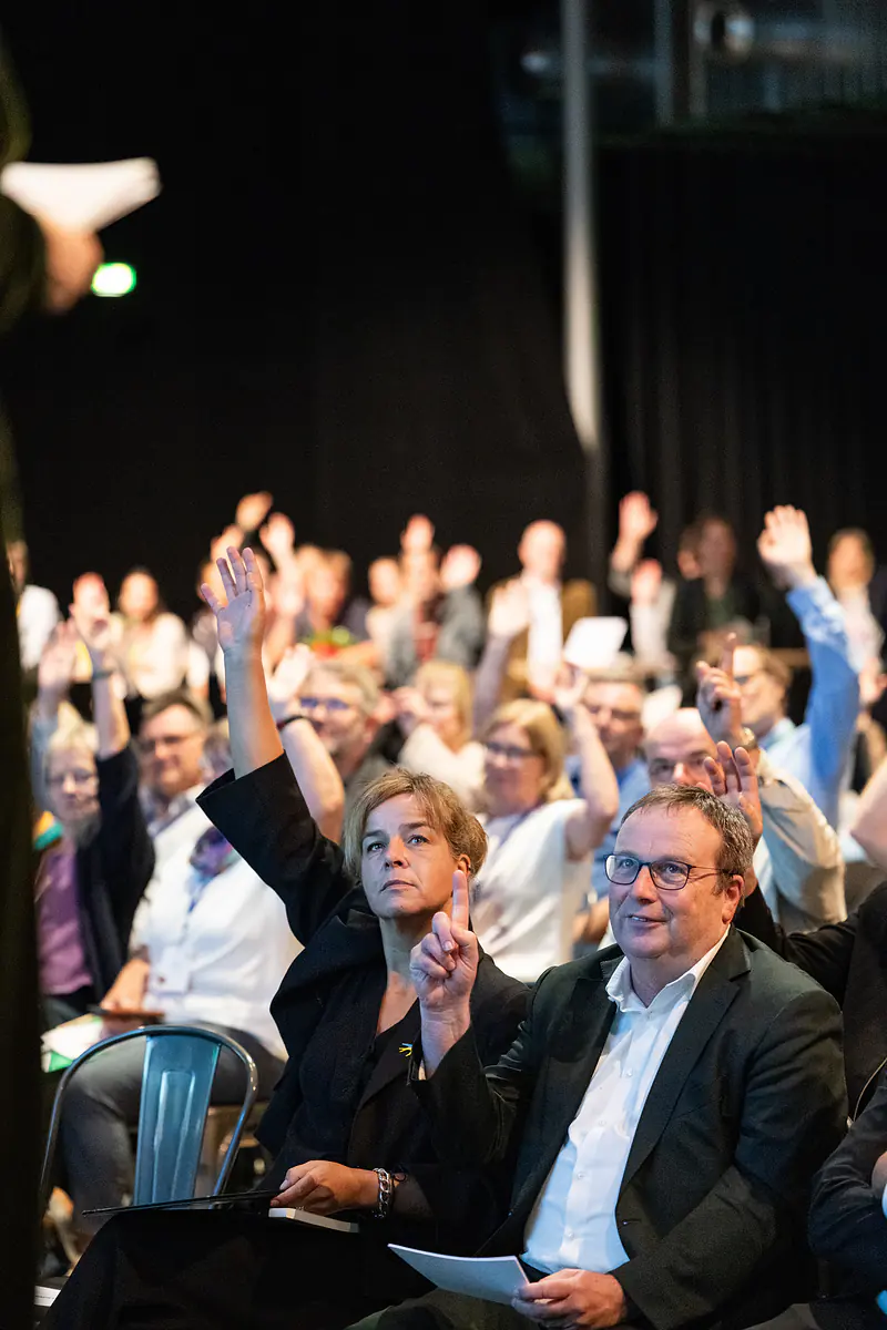 Das Publikum in den vorderen Reihen meldet sich per Handzeichen