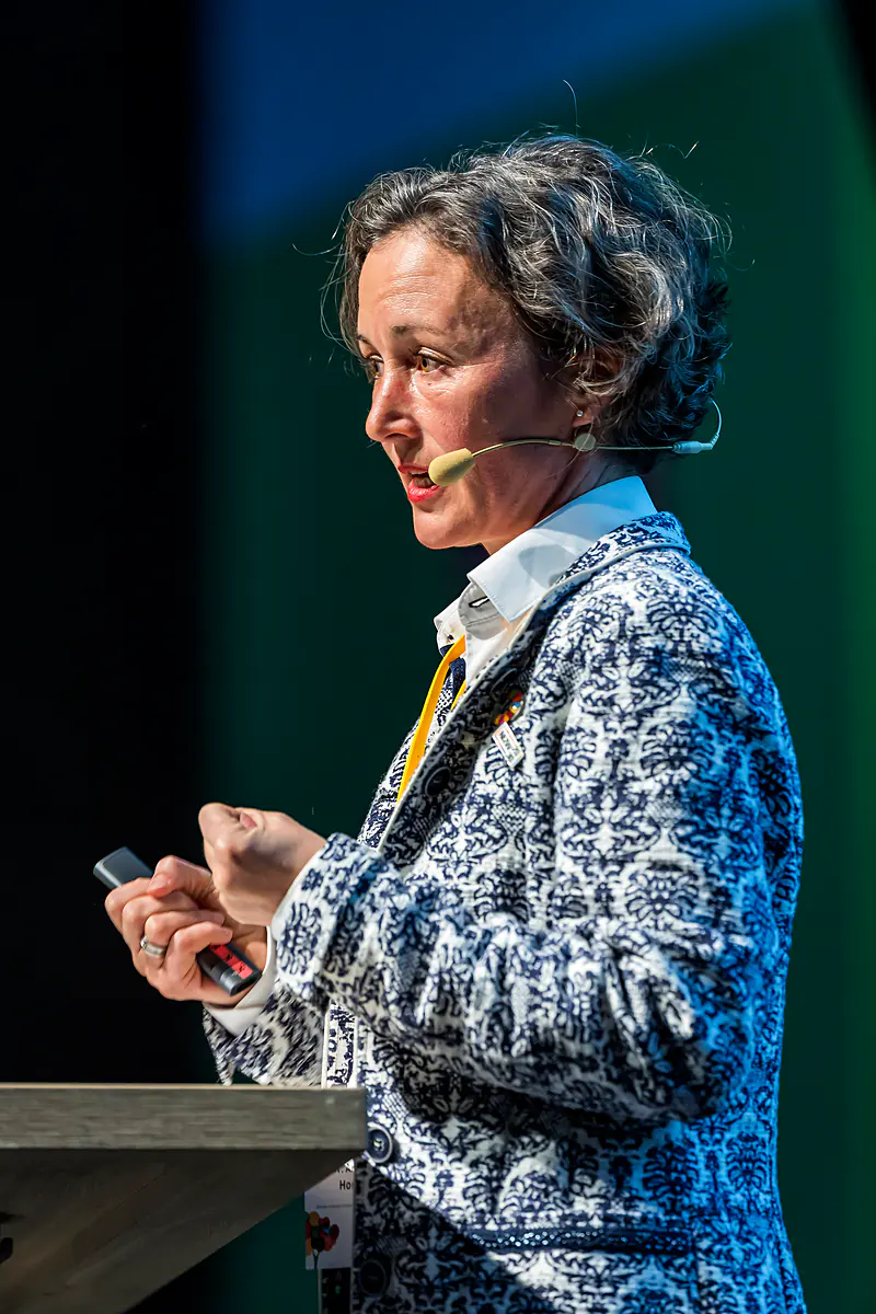 Eine Rednerin mit Headset hält die Keynote „Blick in die Wipfel: Beyond 2030“