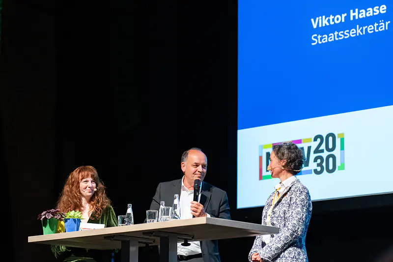 Abschlussgespräch mit Staatssekretär Viktor Haase, der Keynote-Rednerin und der Moderatorin
