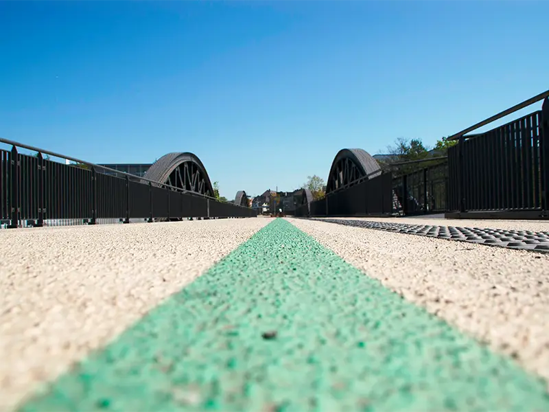 Foto eines Radwegs von unten - auf einer Brücke in Mülheim an der Ruhr.