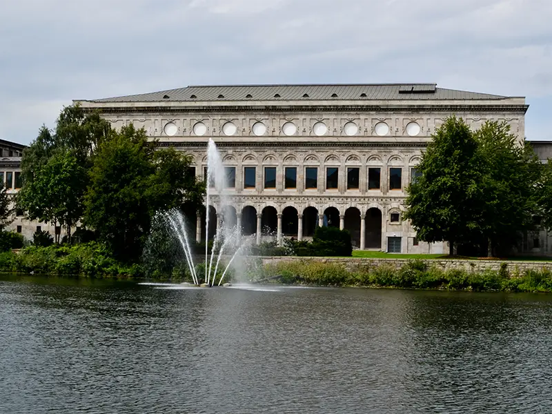 Foto der Stadthalle Mülheim an der Ruhr von der anderen Uferseite aus am Tag.