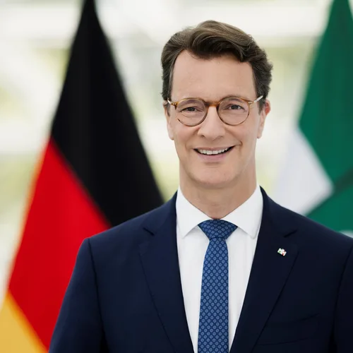 Porträtfoto von Hendrik Wüst, Ministerpräsident des Landes NRW