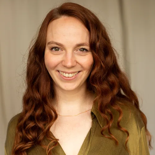 Porträtfoto von Jil-Madelaine Blume-Amosu, Moderatorin