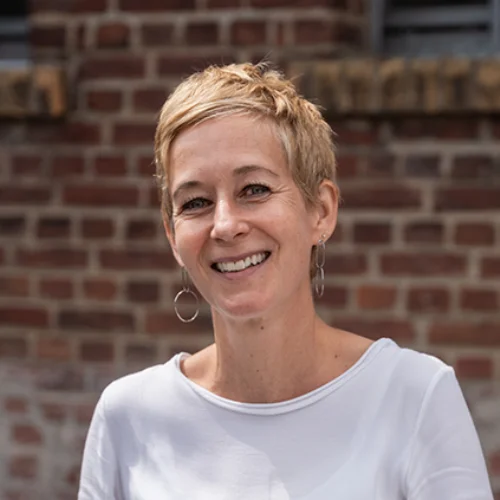 Porträtfoto von Kerstin Asher, startklar a+b GmbH