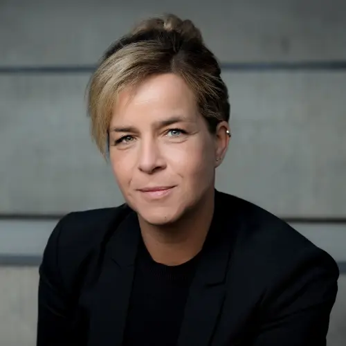 Porträtfoto von Mona Neubaur, Ministerin für Wirtschaft, Industrie, Klimaschutz und Energie des Landes NRW