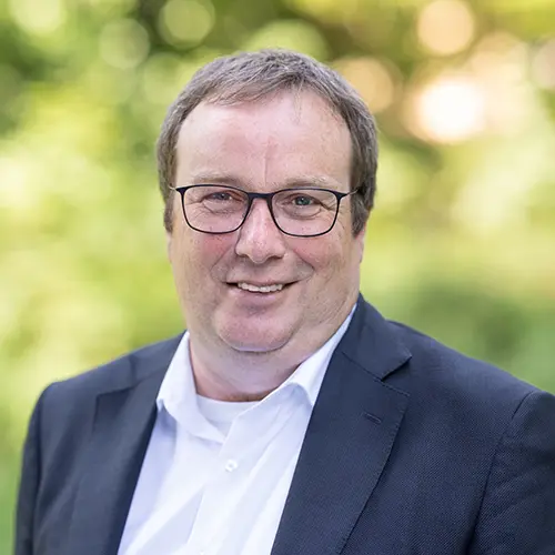 Porträtfoto von Oliver Krischer, Minister für Umwelt, Naturschutz und Verkehr des Landes NRW