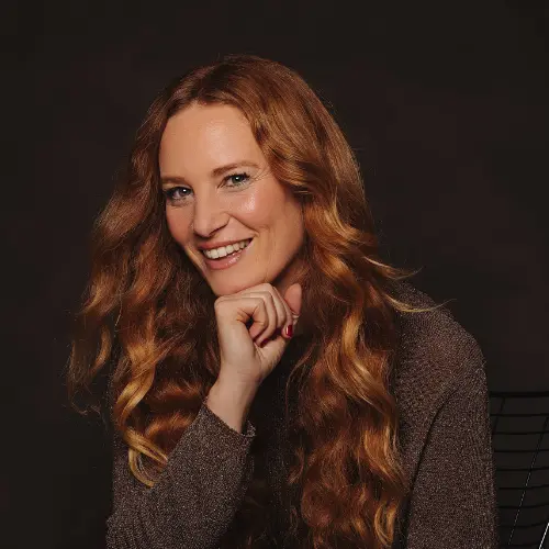 Porträtfoto von Rebecca Schirge, freiberufliche Journalistin und Autorin